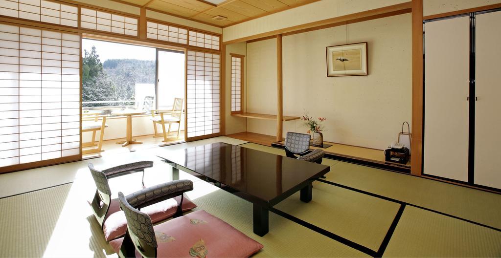 Menard Aoyama Resort: Wafukan Utatsukasa Iga Buitenkant foto