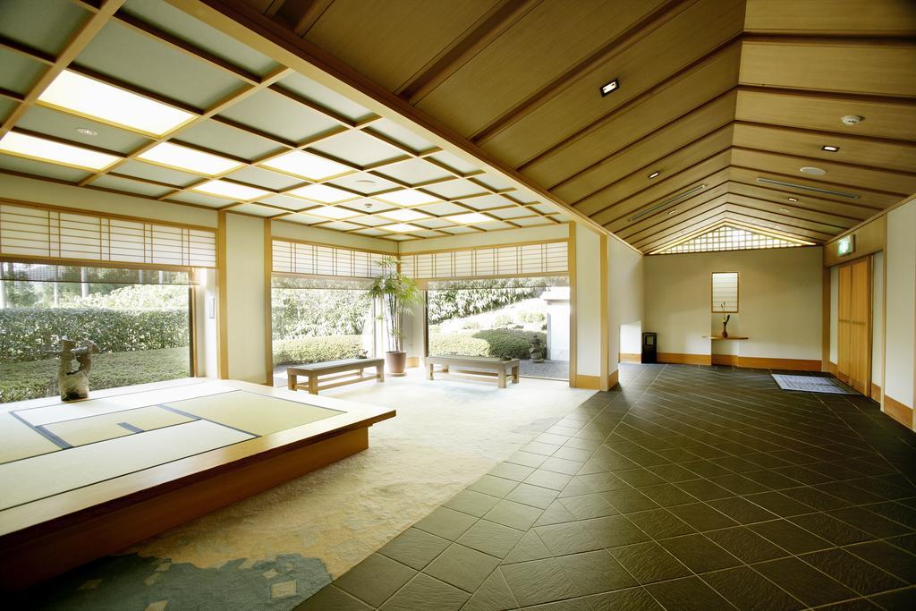 Menard Aoyama Resort: Wafukan Utatsukasa Iga Buitenkant foto
