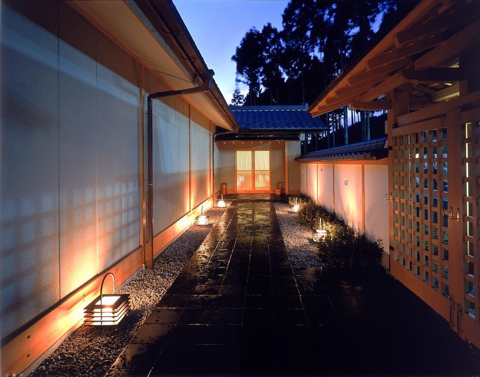 Menard Aoyama Resort: Wafukan Utatsukasa Iga Buitenkant foto